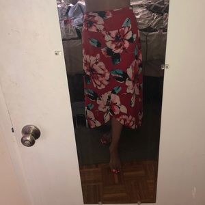 Hi-lo skirt slit in front